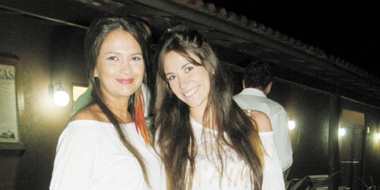 Fashions! Marina Lemos e Thais Borges foram clicadas em festa onde todos os convidados vestiram uma peça na cor branca
